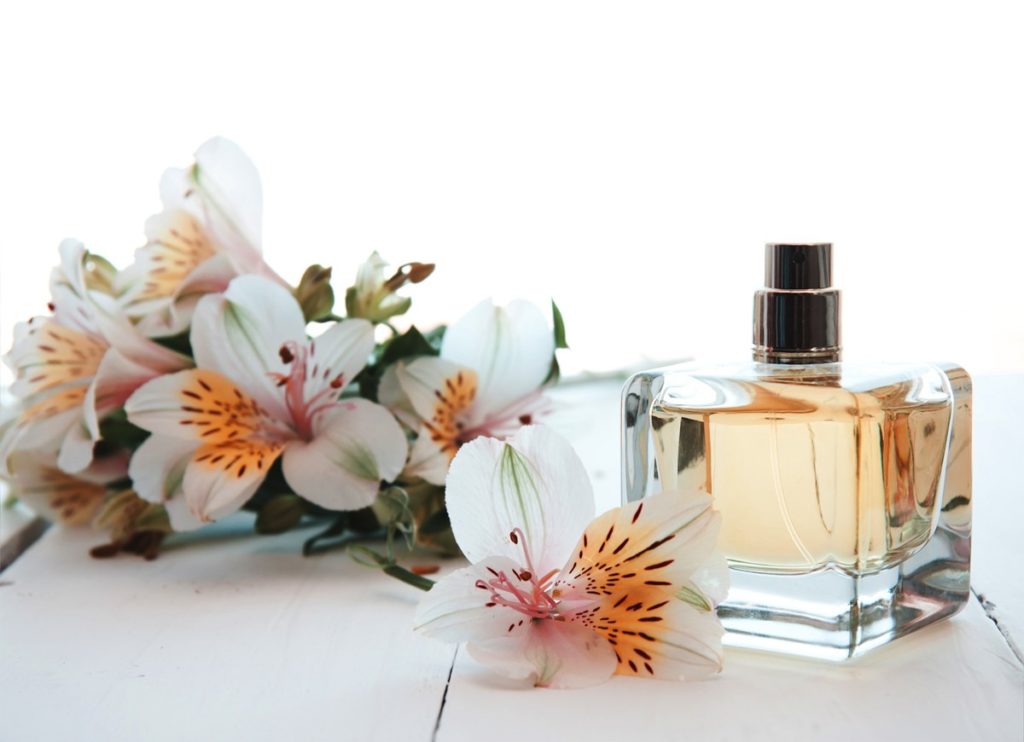 Flores e Frasco de Perfume